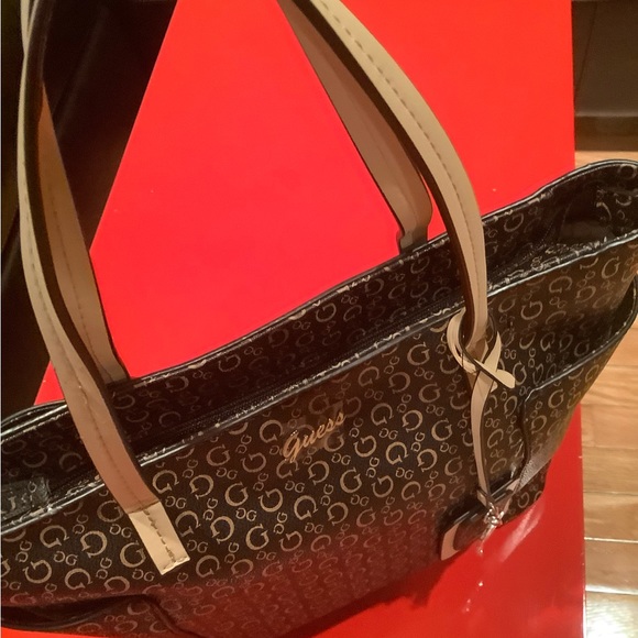 NEW GUESS BAG SATCHEL STYLE GORGEOUS WITH ALL OVER GUESS LOGO FASHIONABLE BAG - Picture 3 of 7